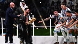 messi-gunakan-bisht-saat-angkat-trofi-5_169 (1)