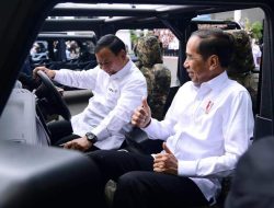 Prabowo dan Jokowi Berpasangan di Rantis Maung