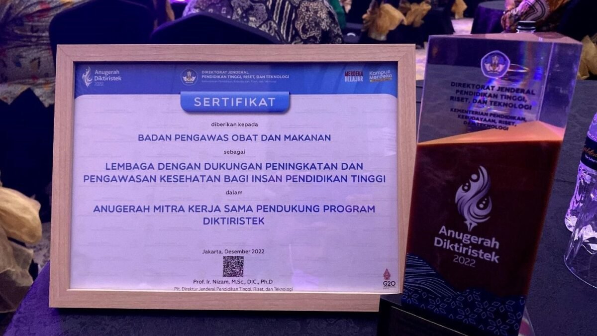 PB IDI dan IDAI Mendapat Penghargaan dari BPOM RI PB IDI dan IDAI Mendapat Penghargaan dari BPOM RI
