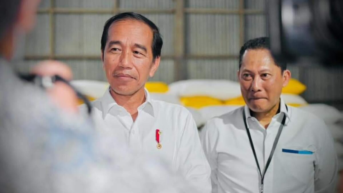 Esai Foto Presiden Tinjau Ketersediaan Stok Beras Gudang Bulog Batangase, Kabupaten Maros, Provinsi Sulawesi Selatan