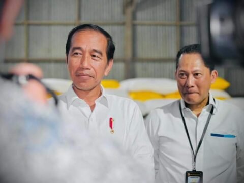 Esai Foto Presiden Tinjau Ketersediaan Stok Beras Gudang Bulog Batangase, Kabupaten Maros, Provinsi Sulawesi Selatan