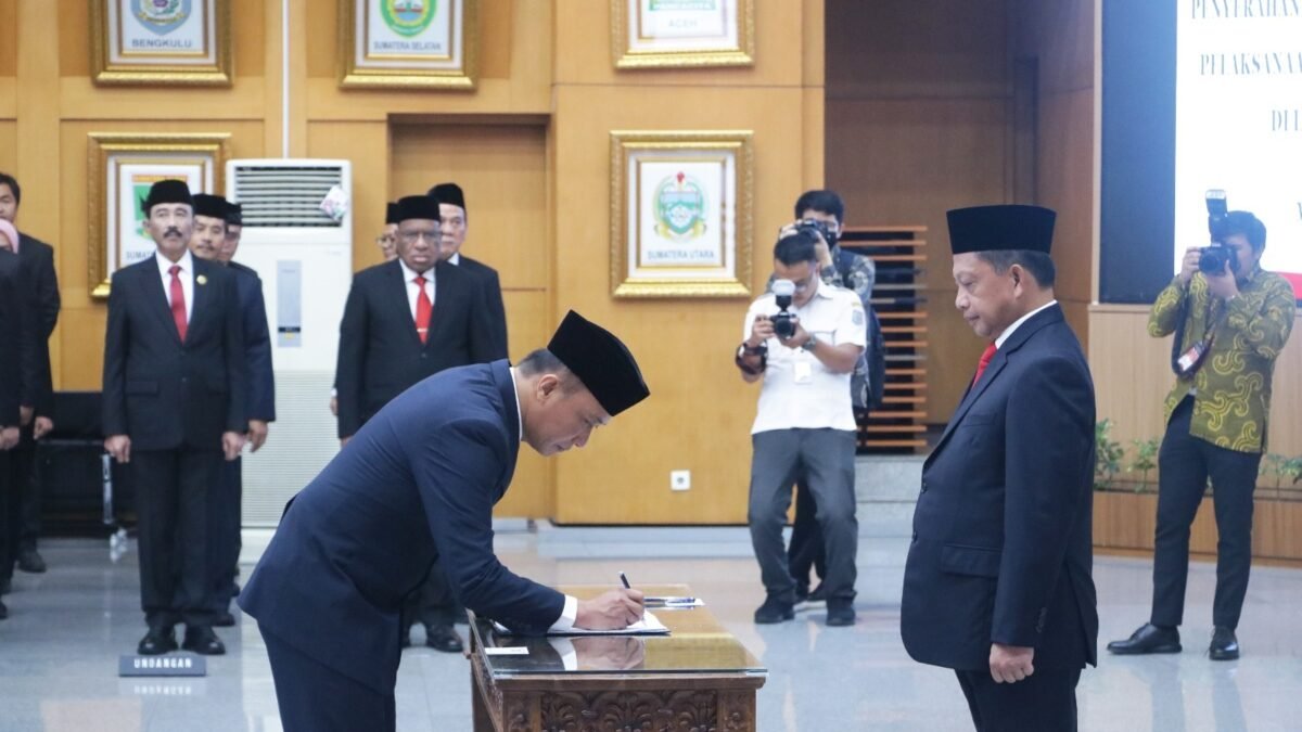 Haru, Tangis Hingga ‘Terzudan-zudan’ di Pisah Sambut Dirjen Dukcapil Kemendagri