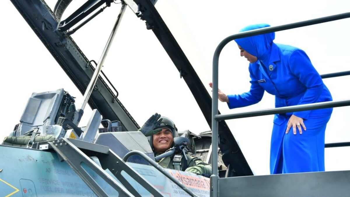 Keren… Jajal F16, Kasal Terima Brevet Wing Penerbang Kehormatan TNI AU