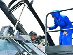 Keren… Jajal F16, Kasal Terima Brevet Wing Penerbang Kehormatan TNI AU