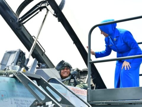 Keren… Jajal F16, Kasal Terima Brevet Wing Penerbang Kehormatan TNI AU