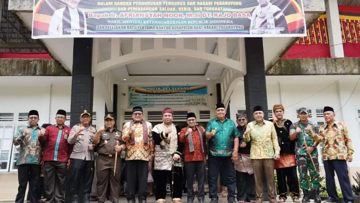 Wamenaker RI Afriansyah Noor Dipasangkan Saluak dan Keris Wamenaker RI Afriansyah Noor Dipasangkan Saluak dan Keris