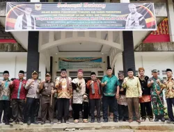 Wamenaker RI Afriansyah Noor Dipasangkan Saluak dan Keris