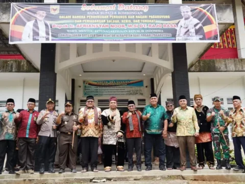 Wamenaker RI Afriansyah Noor Dipasangkan Saluak dan Keris