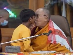 Yang Mulia Dalai Lama Minta Maaf Atas Kejadian Minta Ciuman Lidah