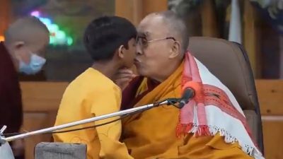 Yang Mulia Dalai Lama Minta Maaf Atas Kejadian Minta Ciuman Lidah