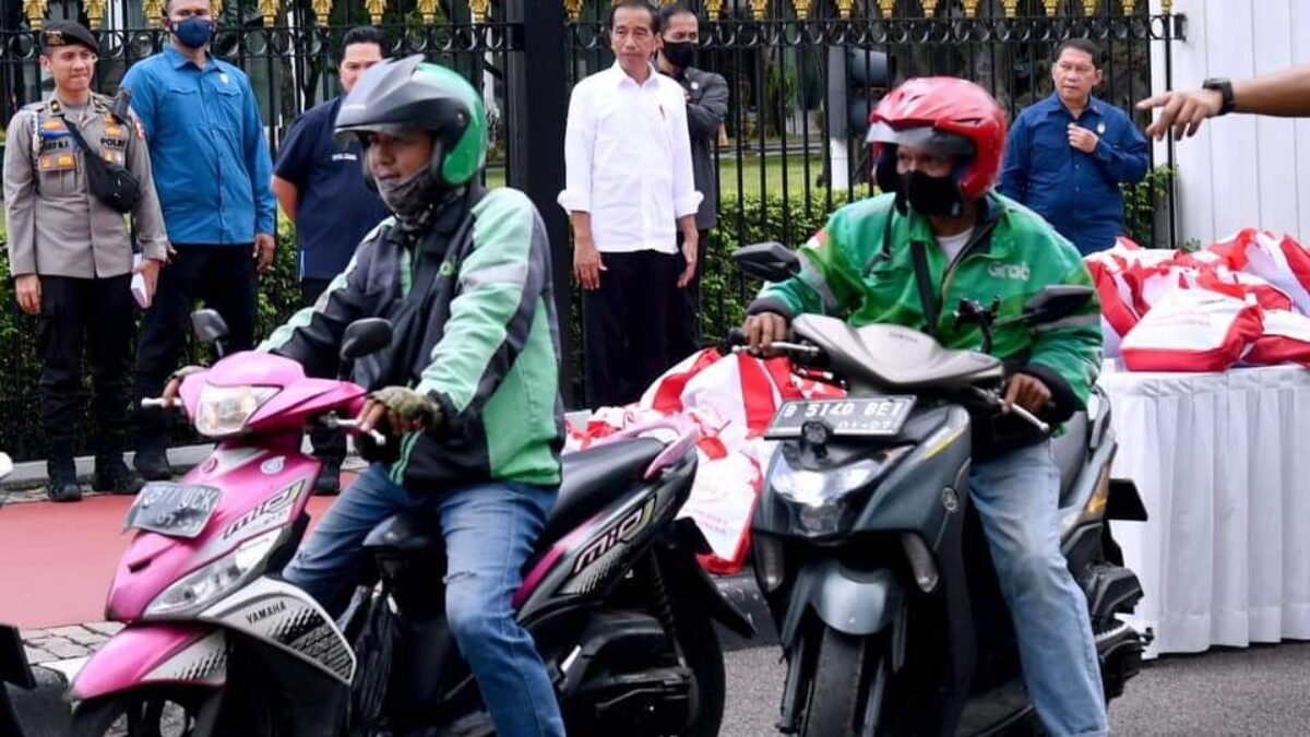 Ojek Online Mengular Antri di Depan Istana, Ada Apa?