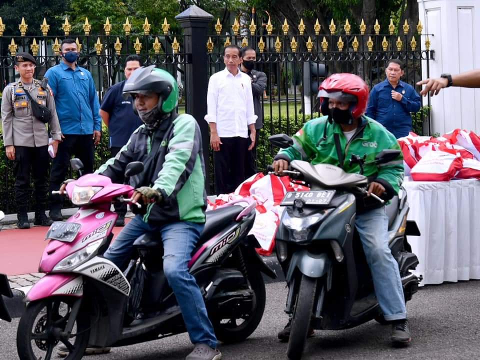 Ojek Online Mengular Antri di Depan Istana, Ada Apa?