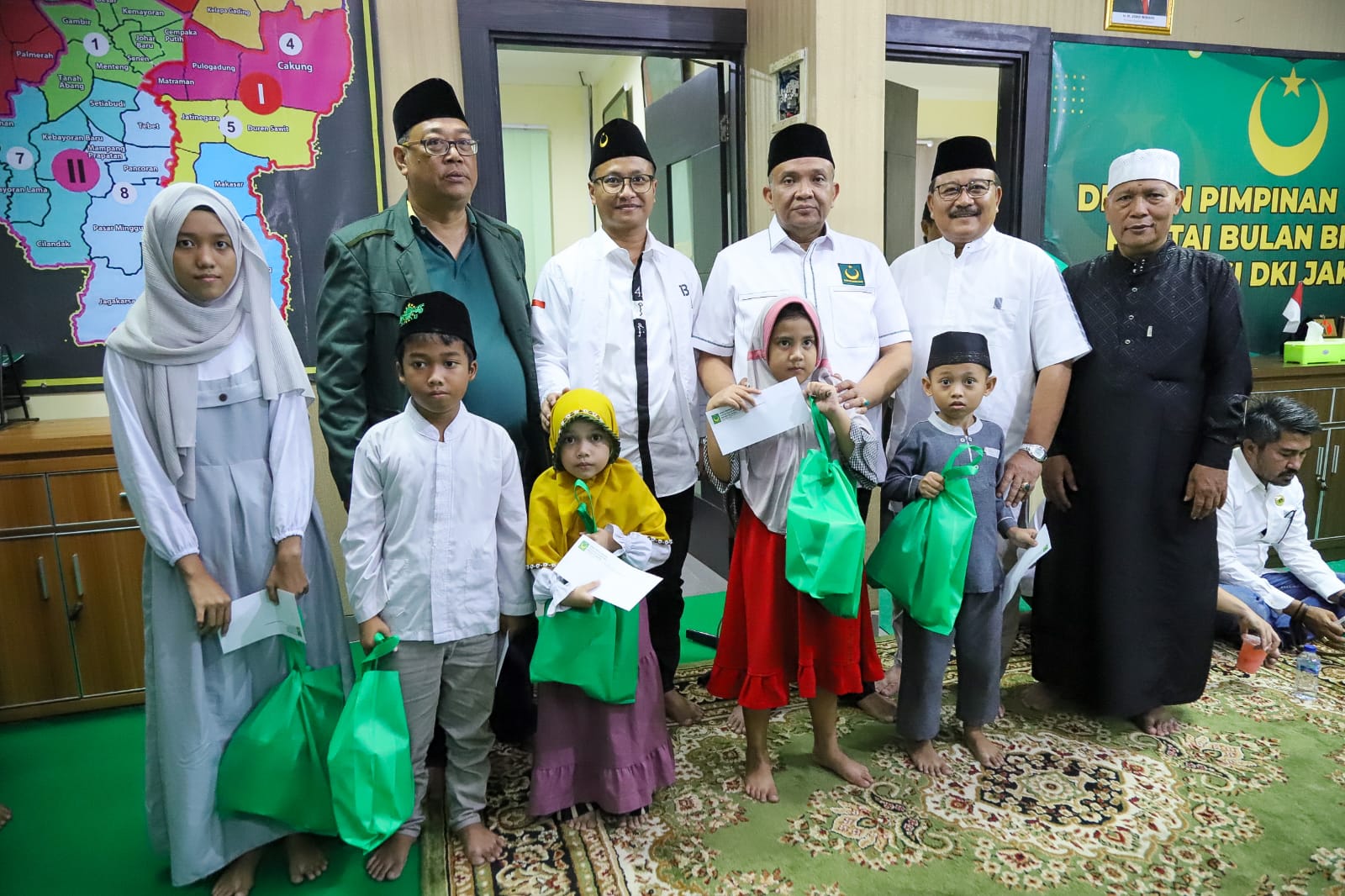 Wamenaker RI Afriansyah Noor hadiri acara pemberian santunan bagi 100 anak yatim