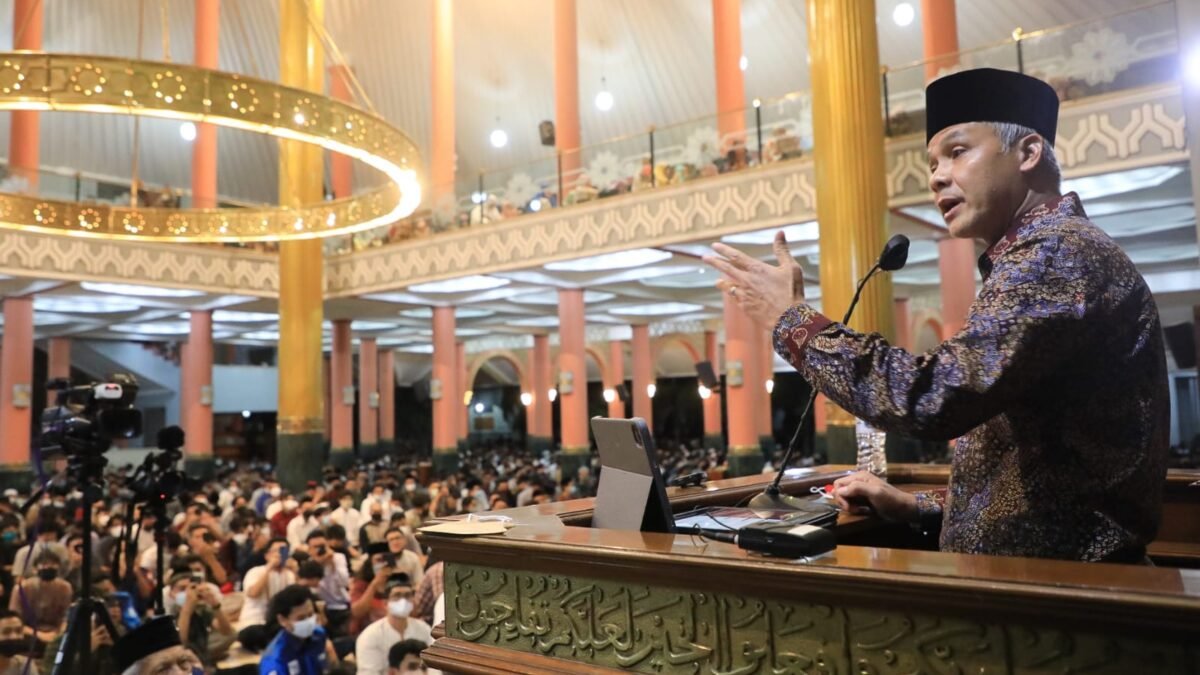 Ganjar Berikan Klarifikasi Soal Cari Takjil di Masjid UGM Saat Kuliah