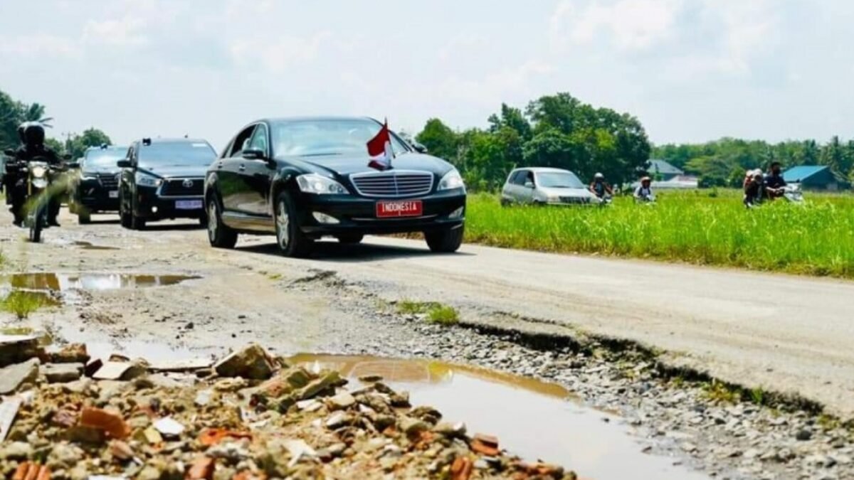 Mobil Presiden Indikatornya Menyala Gegara Jalan Lampung