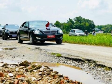 Mobil Presiden Indikatornya Menyala Gegara Jalan Lampung