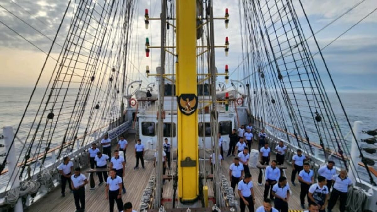 Seluruh Prajurit KRI Bima Suci Melaksanakan Olahraga Bersama