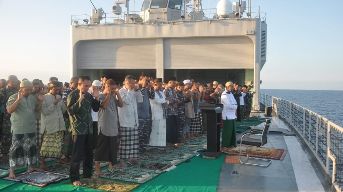 Saat Latihan Armada Jaya XLI Tahun 2023 Prajurit TNI AL Tetap Laksanakan Sholat Idul Adha di Laut