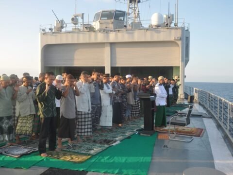 Saat Latihan Armada Jaya XLI Tahun 2023 Prajurit TNI AL Tetap Laksanakan Sholat Idul Adha di Laut