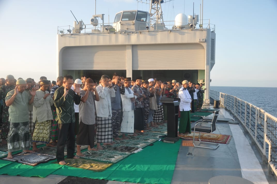 Saat Latihan Armada Jaya XLI Tahun 2023 Prajurit TNI AL Tetap Laksanakan Sholat Idul Adha di Laut