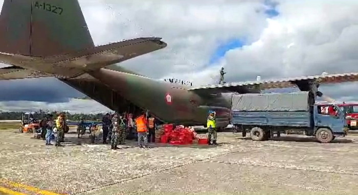 Panglima TNI Kirim Bantuan Sosial Buat Masyarakat Di Kabupaten Puncak Tiba Di Timika