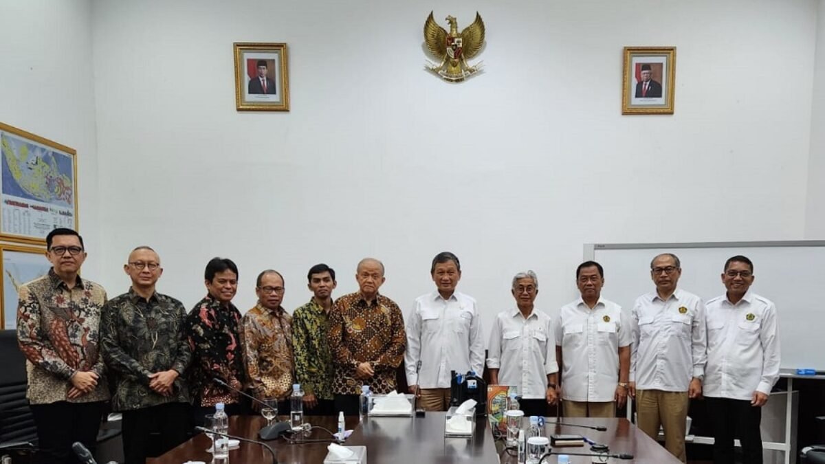 Pengurus PP Muhammadiyah Audiensi dengan Menteri ESDM Ir. Arifin Tasrif untuk Kerjasama Bidang ESDM Pengurus PP Muhammadiyah Audiensi dengan Menteri ESDM Ir. Arifin Tasrif untuk Kerjasama Bidang ESDM
