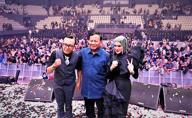 Prabowo Subianto Menikmati Konser 3 Dekade Perjalanan Cinta Ari Lasso