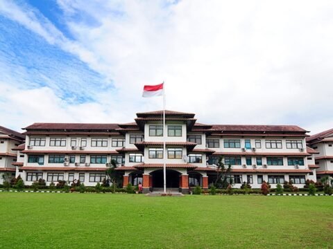 Perbedaan SMA Swasta dan Negeri Secara Umum