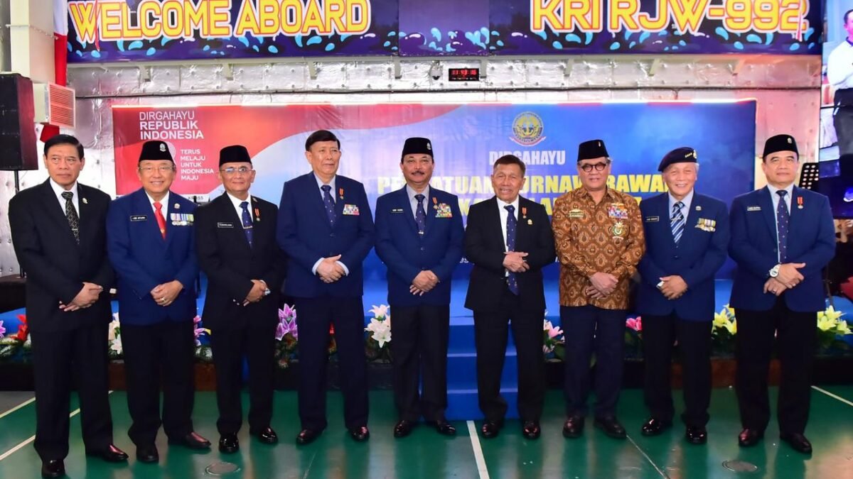 Para Purnawirawan TNI AL Peringati Detik-Detik Proklamasi dari Atas KRI