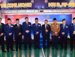 Para Purnawirawan TNI AL Peringati Detik-Detik Proklamasi dari Atas KRI