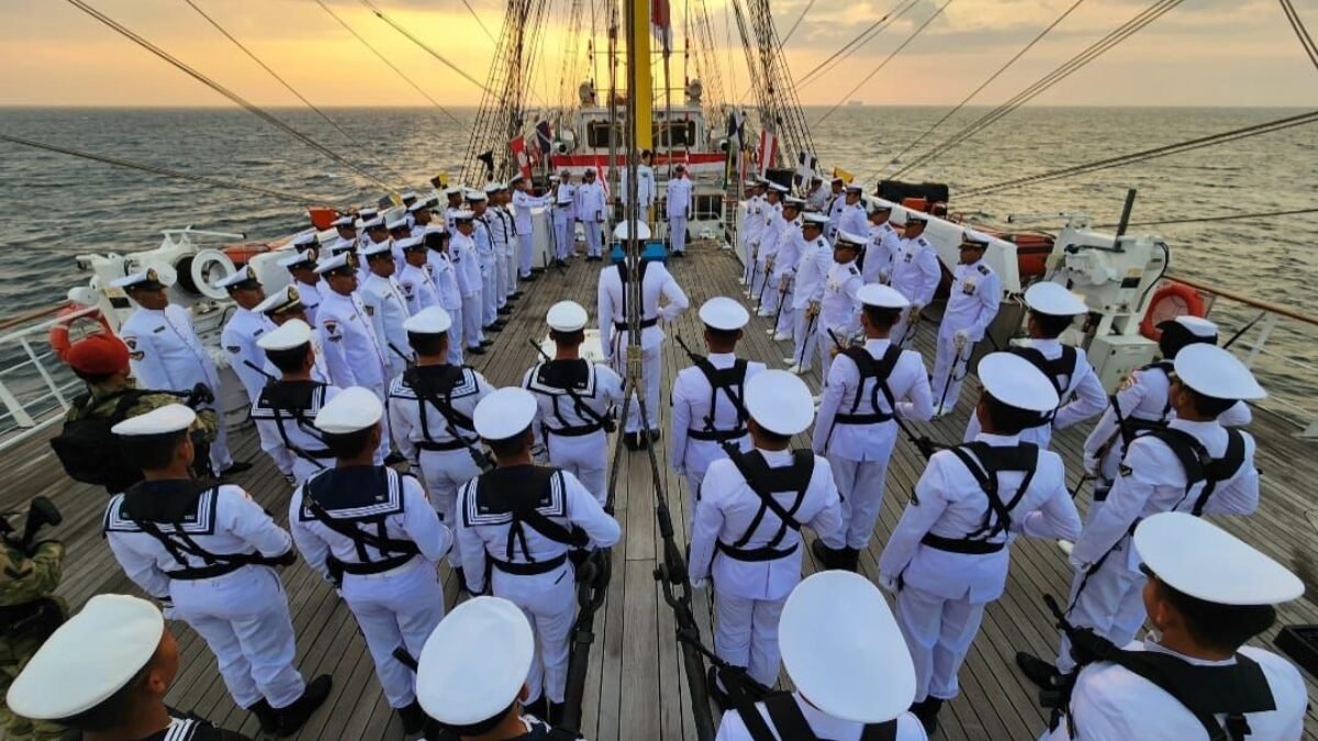 Kehebatan Prajurit TNI AL dalam Upacara HUT RI ke-78 di Tengah Samudra Atlantik Utara