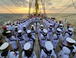 Kehebatan Prajurit TNI AL dalam Upacara HUT RI ke-78 di Tengah Samudra Atlantik Utara