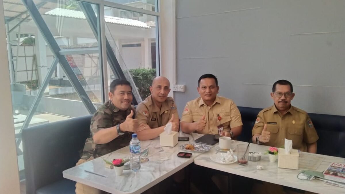 Ngopi Santai dengan Arief M. Edie, Brigjen Pol John Nababan, dan RM Himawan di Amors Kantin IPDN Ngopi Santai dengan Arief M. Edie, Brigjen Pol John Nababan, dan RM Himawan di Amors Kantin IPDN
