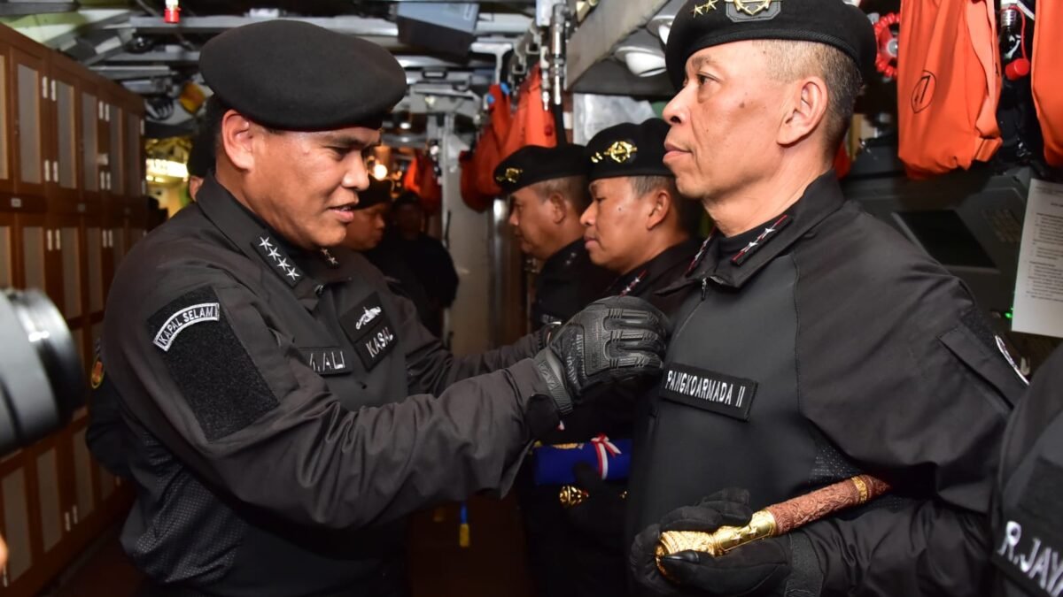 Kasal Sematkan Brevet Kehormatan Saat Peringati HUT ke-64 Hiu Kencana Kasal Sematkan Brevet Kehormatan Saat Peringati HUT ke-64 Hiu Kencana