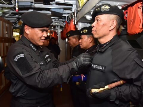Kasal Sematkan Brevet Kehormatan Saat Peringati HUT ke-64 Hiu Kencana