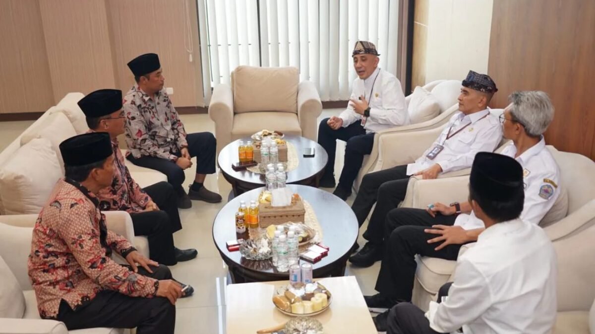 Arief M Edie Pj Bupati Bangkalan Silaturahmi dengan Pimpinan DPRD Bangkalan Arief M Edie Pj Bupati Bangkalan Silaturahmi dengan Pimpinan DPRD Bangkalan