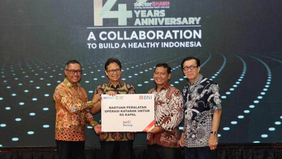 BNI dan Kemenkes Berikan Bantuan Peralatan Operasi Mata Katarak untuk RS Apung doctorSHARE