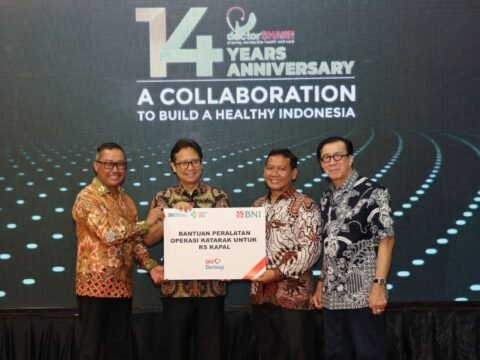 BNI dan Kemenkes Berikan Bantuan Peralatan Operasi Mata Katarak untuk RS Apung doctorSHARE