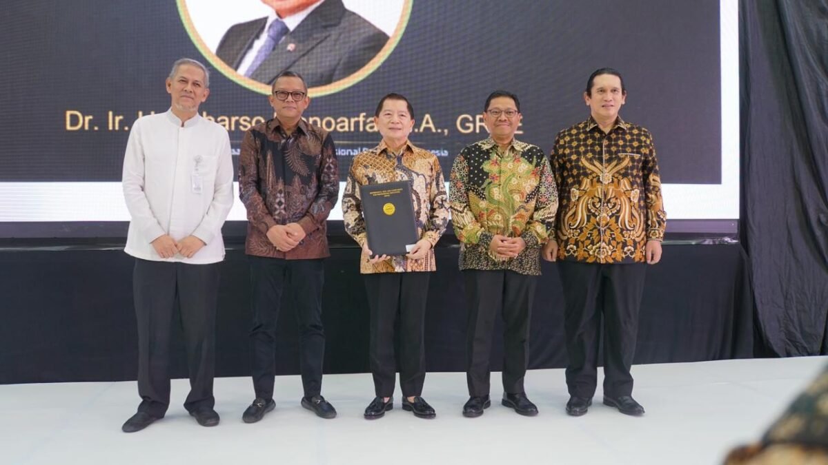 Ketua BNSP Serahkan Sertifikat Kompetensi GRC Tingkat Utama ke Menteri Bappenas