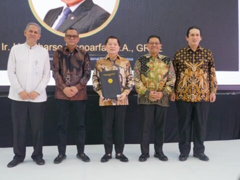 Ketua BNSP Serahkan Sertifikat Kompetensi GRC Tingkat Utama ke Menteri Bappenas