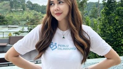 Perempuan Cantik Memakai Baju Dengan Tulisan ‘Perlu Dilindungi’, Apa Yang Terbersit di Benak Anda?