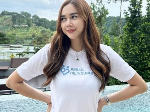 Perempuan Cantik Memakai Baju Dengan Tulisan ‘Perlu Dilindungi’, Apa Yang Terbersit di Benak Anda?