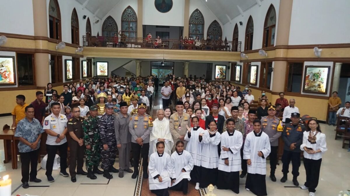 Pj Bupati Bangkalan Arief M Edie Bersama Forkompida Menyatu Dengan Kaum Nasrani di Kabupaten Bangkalan Pj Bupati Bangkalan Arief M Edie Bersama Forkompida Menyatu Dengan Kaum Nasrani di Kabupaten Bangkalan
