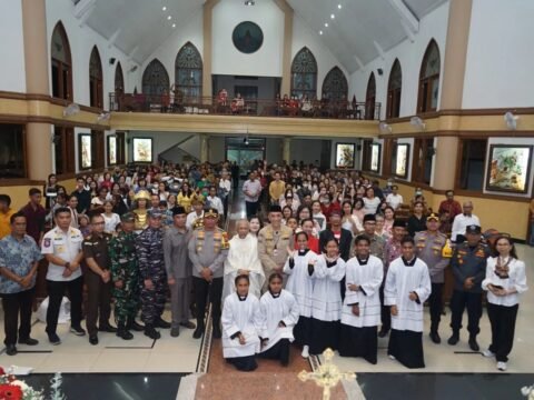 Pj Bupati Bangkalan Arief M Edie Bersama Forkompida Menyatu Dengan Kaum Nasrani di Kabupaten Bangkalan