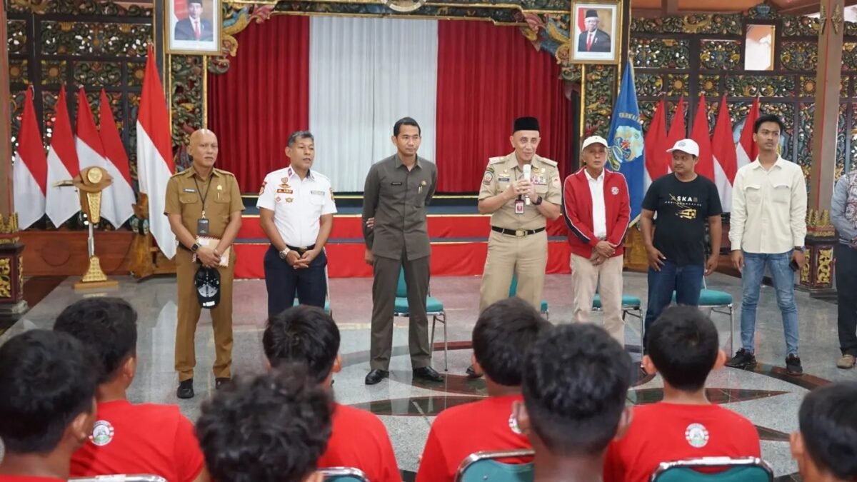 Arief M.Edie Melepas Secara Resmi Koontingen Tim Sepakbola Bangkalan Soccer Academy Arief M.Edie Melepas Secara Resmi Koontingen Tim Sepakbola Bangkalan Soccer Academy