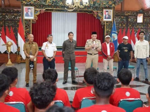 Arief M.Edie Melepas Secara Resmi Koontingen Tim Sepakbola Bangkalan Soccer Academy
