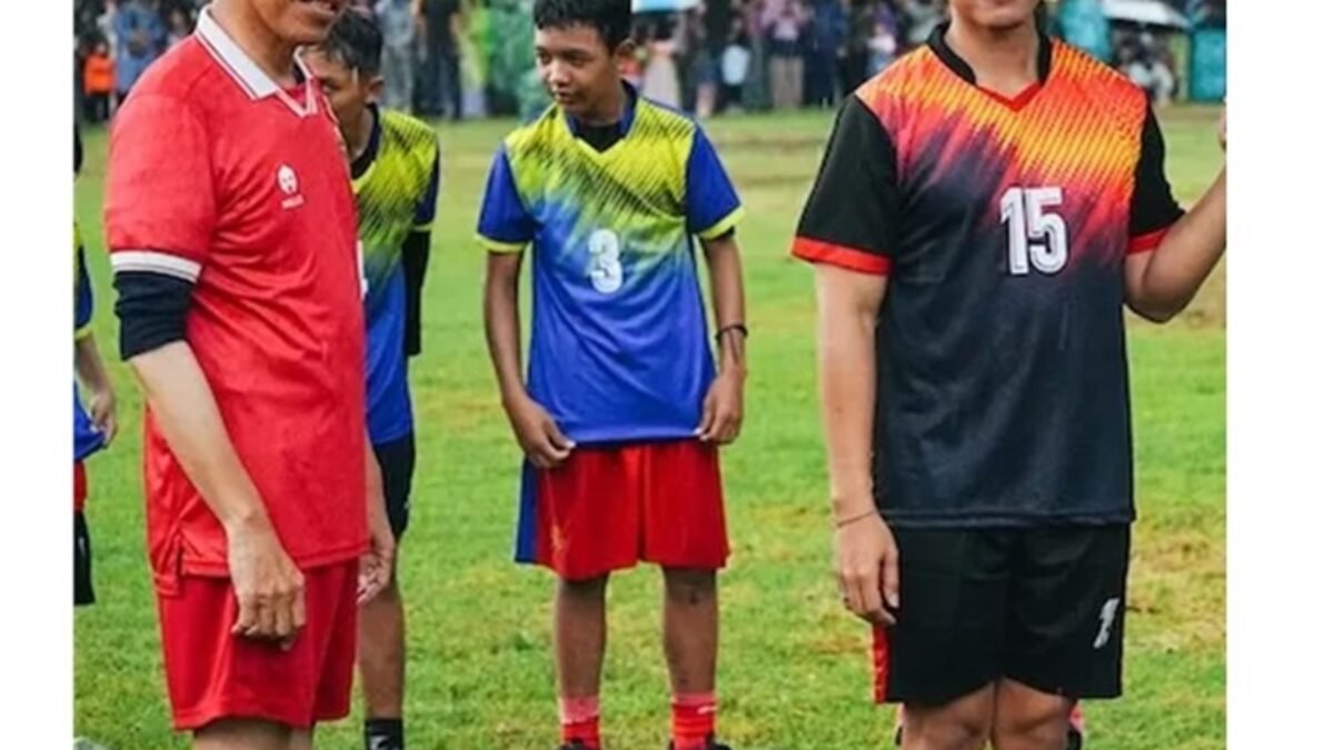 Presiden Joko Widodo Main Sepak Bola Bersama Bocah Kampung