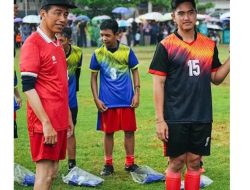 Presiden Joko Widodo Main Sepak Bola Bersama Bocah Kampung