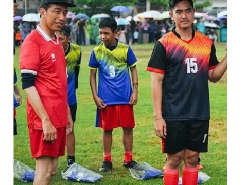 Presiden Joko Widodo Main Sepak Bola Bersama Bocah Kampung