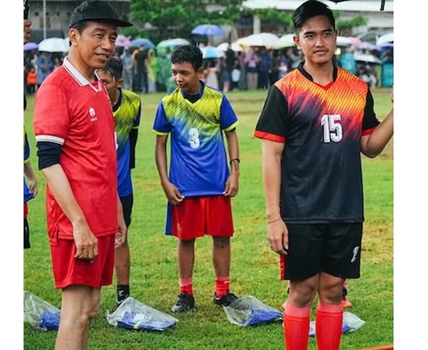 Presiden Joko Widodo Main Sepak Bola Bersama Bocah Kampung